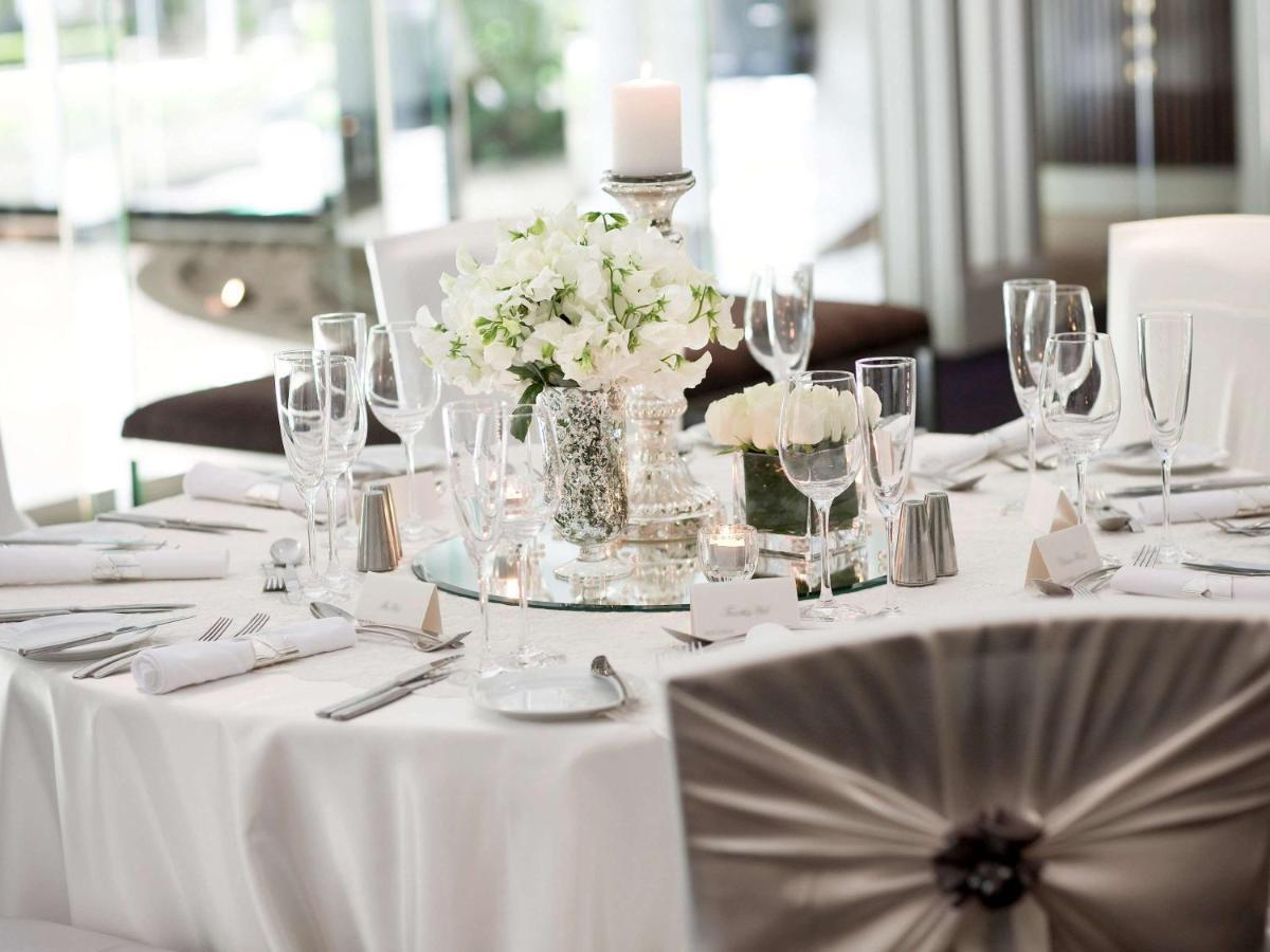 Pullman Sydney Hyde Park Hotel Exterior foto A table set for a formal dinner