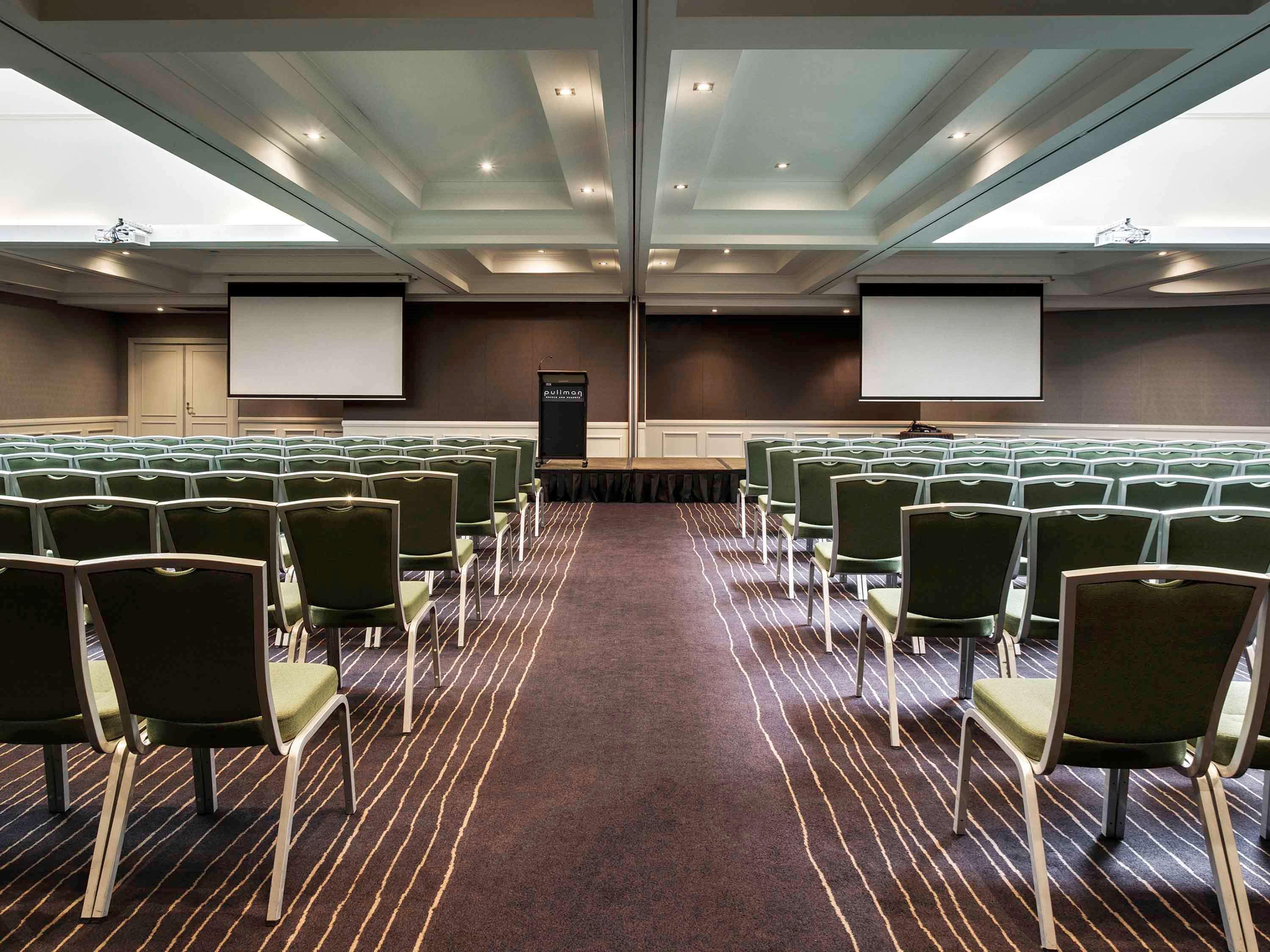 Pullman Sydney Hyde Park Hotel Exterior foto The ballroom at the Crowne Plaza Hotel, Manchester