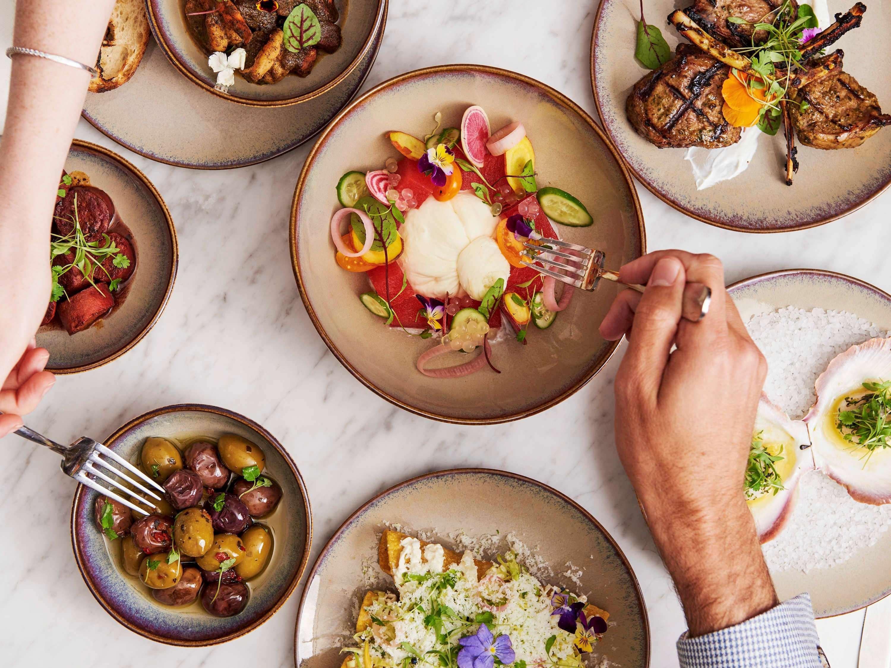 Pullman Sydney Hyde Park Hotel Exterior foto Dishes at the restaurant