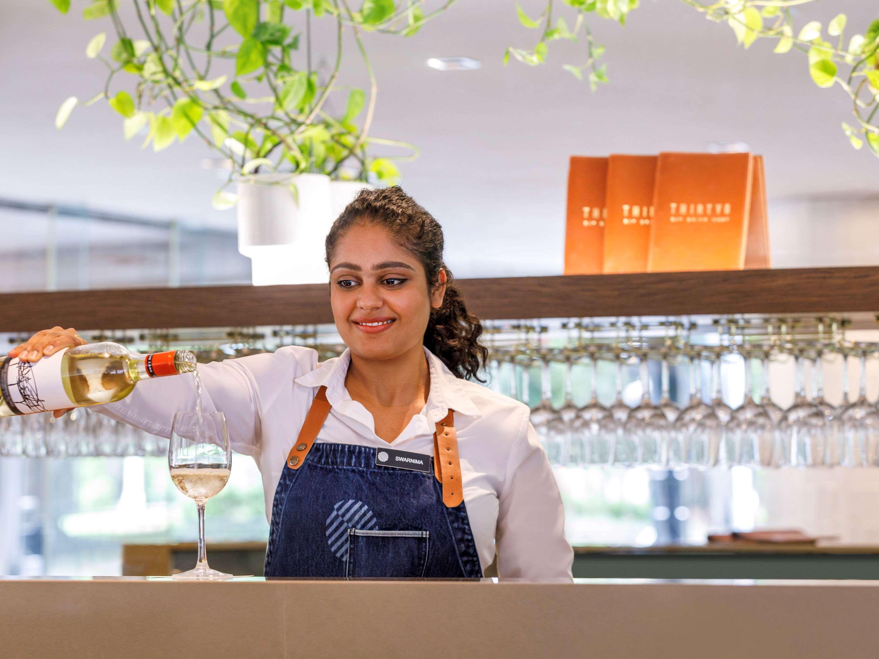 Pullman Sydney Hyde Park Hotel Exterior foto A bartender at work