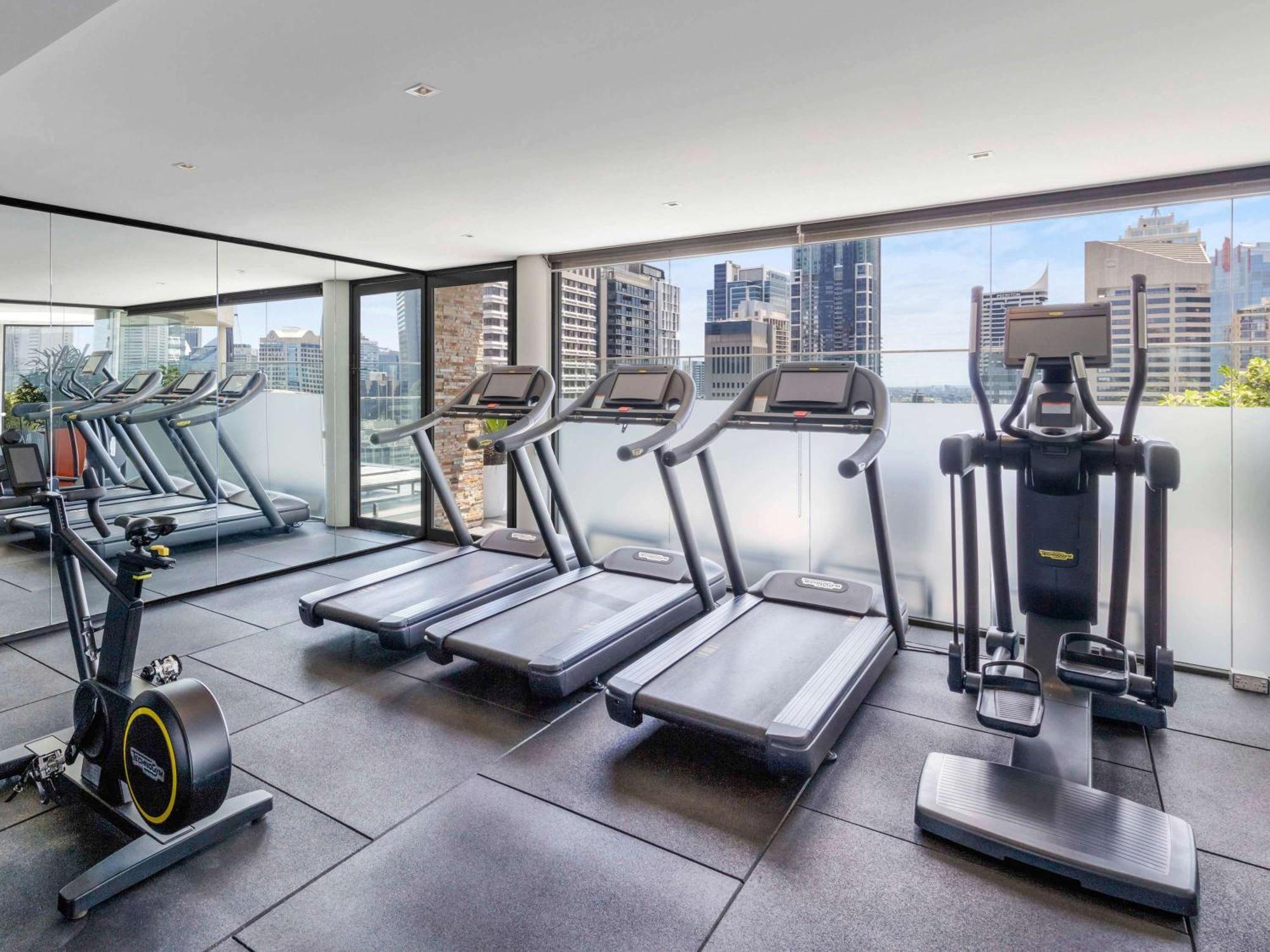 Pullman Sydney Hyde Park Hotel Exterior foto The gym at the hotel