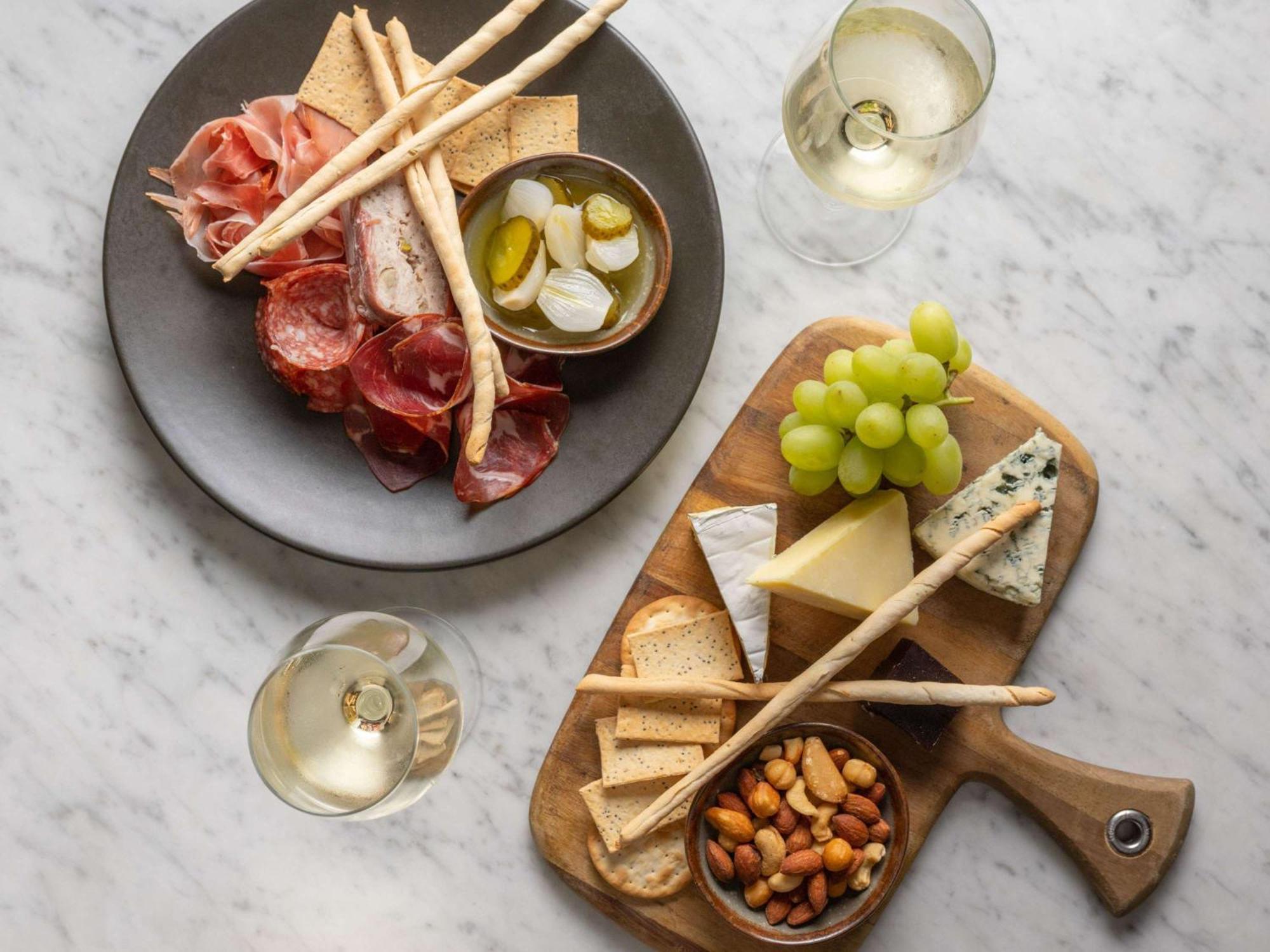 Pullman Sydney Hyde Park Hotel Exterior foto A cheese and wine platter