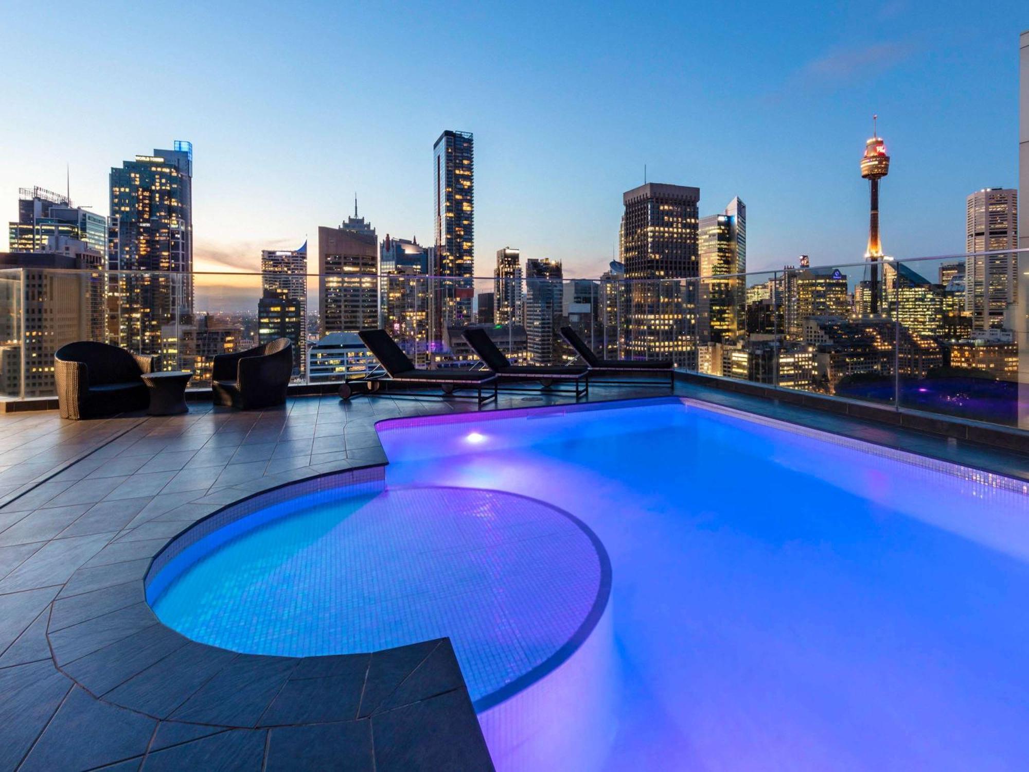 Pullman Sydney Hyde Park Hotel Exterior foto The rooftop pool at the hotel