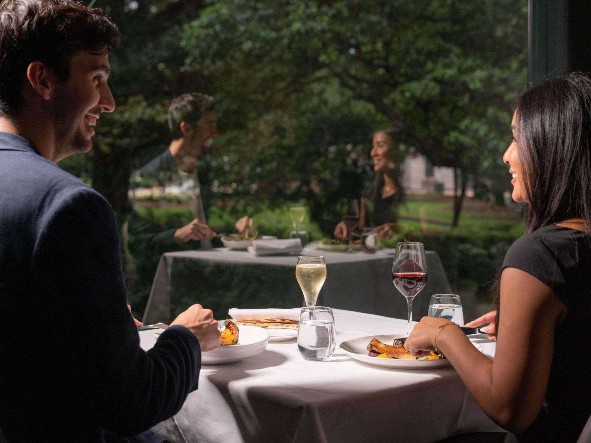 Pullman Sydney Hyde Park Hotel Exterior foto A couple dining at a restaurant