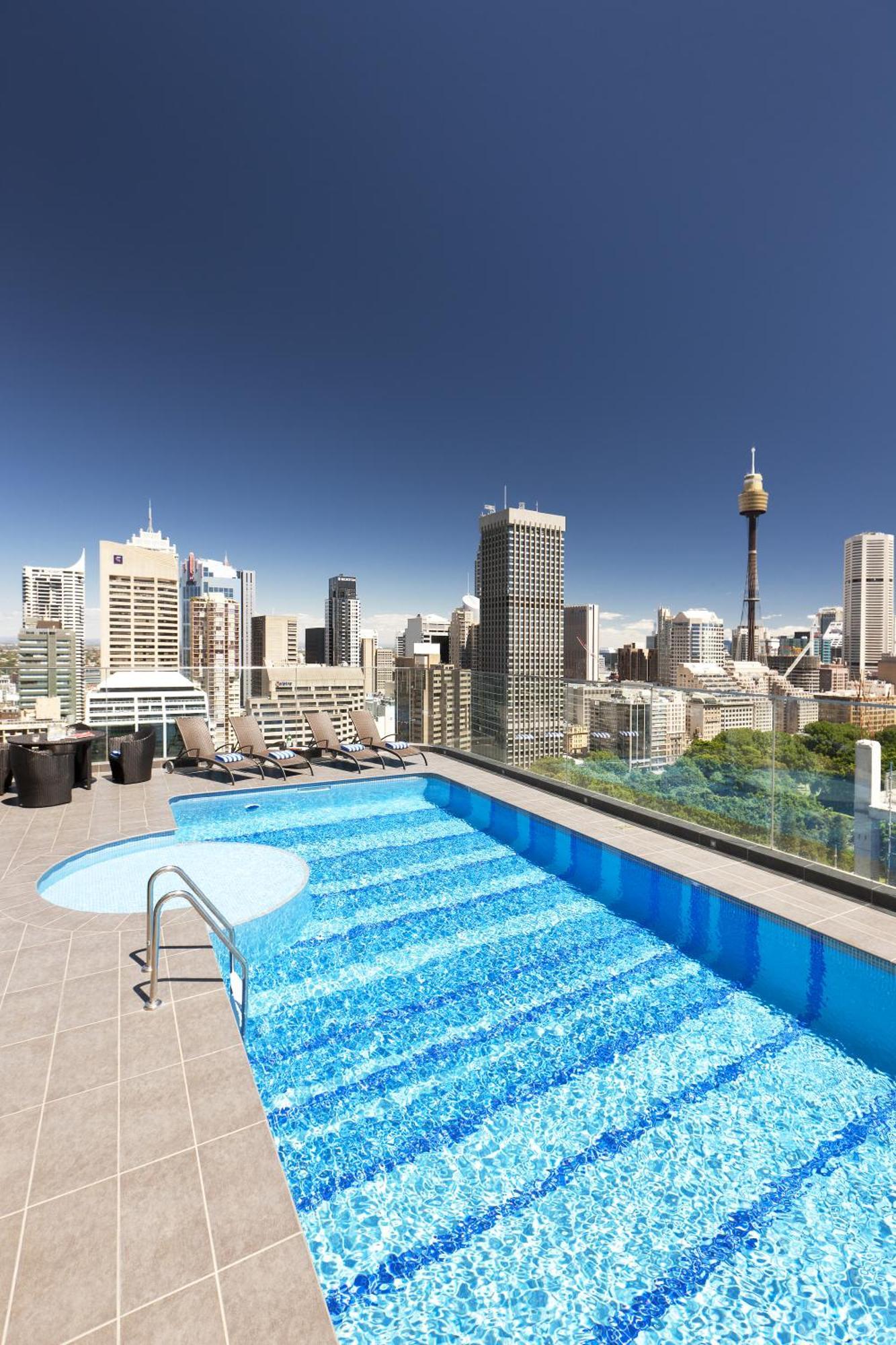 Pullman Sydney Hyde Park Hotel Exterior foto The rooftop pool at the hotel